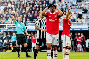 MU phơi áo trên sân St James Park