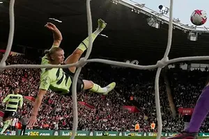 Haaland đang ở đẳng cấp của Ronaldo và Messi