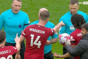 Cơ quan quản lý trọng tài điều tra trận Liverpool và Arsenal