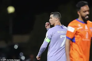 Ronaldo tức giận cãi vã trên sân