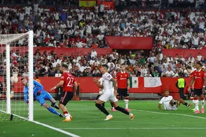 MU chia tay Europa League vì những sai lầm