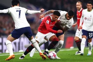 Hàng thủ mắc sai lầm, MU mất điểm cay đắng