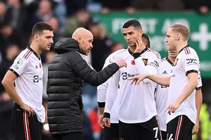 Phát hiện một cầu thủ MU luôn chuyền bóng cho Ronaldo để lấy lòng