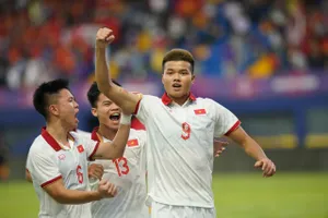Hạ gục Singapore, U-22 Việt Nam dẫn đầu bảng B SEA Games 32