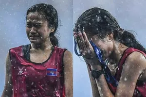 Cô gái người Khmer Bou Samnang hạnh phúc khóc sau khi chinh phục 5.000 m với một tinh thần thi đấu ngoan cường đốn tim hàng triệu người. Ảnh: KHMER TIMES