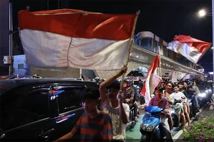 Fan Indonesia 'đi bão' náo nhiệt, cầu thủ ăn mừng thầm lặng nhưng cực chất