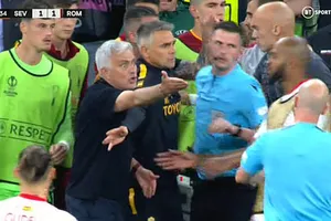 Mourinho sỉ nhục trọng tài, chốt ngày thông báo tương lai ở AS Roma