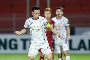 Văn Quyết trở lại cùng Hà Nội FC lên ngôi đầu 