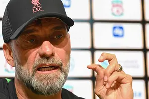 ‘Klopp phạm sai lầm khi trao băng đội trưởng Liverpool cho Van Dijk’