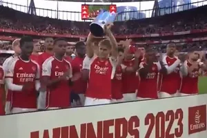 Màn nâng cúp ấn tượng nhất lịch sử bóng đá của Arsenal vì… quá buồn