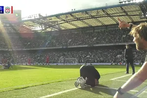 Klopp quỳ gối không tin vào quyết định của trọng tài, Salah bất mãn