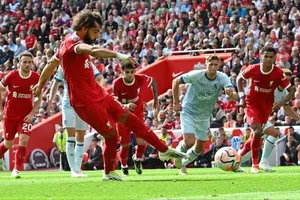 Liverpool thắng trận đầu tiên trong thế chơi thiếu người