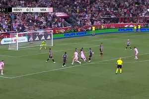 Messi tạo nên đường chuyền lố bịch nhất từng thấy