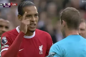 Van Dijk chửi trọng tài