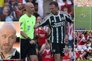 VAR mắc 3 sai lầm ngớ ngẩn khiến MU thua đau Arsenal