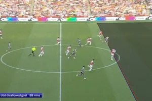 Trọng tài Mike Dean thừa nhận MU có lí khi nổi giận với VAR