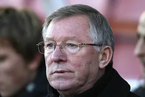 Khoảnh khắc Sir Alex Ferguson vẫy cờ trắng xin thua gây bùng nổ