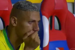 Ngôi sao tuyển Brazil bỗng dưng bật khóc nức nở trên băng ghế dự bị