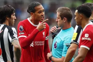 Van Dijk: ‘Tôi đã để sự thất vọng lấn át trong khoảnh khắc nóng nảy’