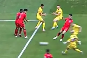 Harry Maguire bị chế giễu vì lại ôm đồng đội giúp đối phương ghi bàn