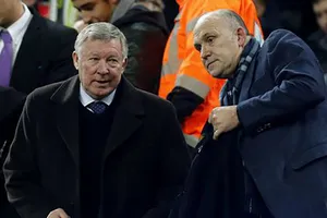 Cuộc gọi điện thoại ngay lập tức của Sir Alex Ferguson khi Mourinho bị sa thải