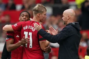 Fan giận dữ với quyết định tranh cãi của Ten Hag và nguy cơ bị MU sa thải