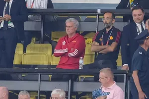 Mourinho bắt đầu thực hiện lệnh cấm chỉ đạo từ UEFA