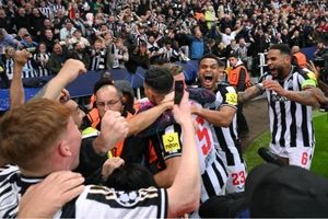 Vùi dập PSG, Newcastle lên đỉnh bảng Champions League