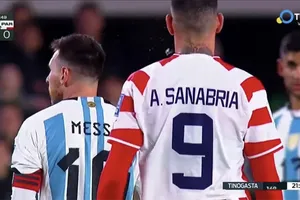 Bị đồng đội cũ nhổ nước bọt, Messi đáp trả lạnh lùng khiến fan choáng váng