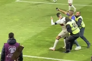 Khoảnh khắc gây sốc, Ronaldo bị người đàn ông tấn công ngay trên sân