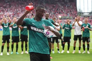 Tiền đạo hot nhất châu Âu, ghi 13 bàn sau 7 trận, có 4 CLB Premier League thèm muốn