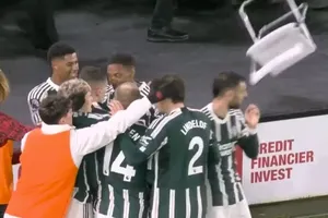 Dàn sao MU bị ném ghế