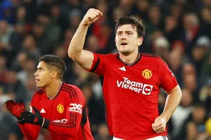 Maguire giải cứu MU, Arsenal leo lên đầu bảng