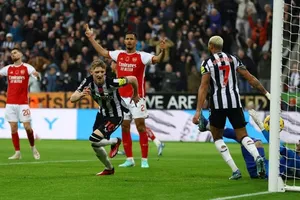 Newcastle hạ gục Arsenal nhờ vào VAR