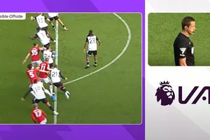 Vì sao VAR từ chối bàn thắng của MU: Nực cười và trò đùa