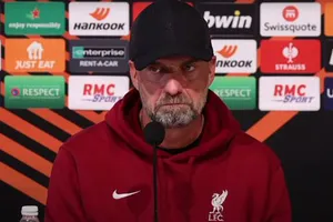 Hỗn loạn trong phòng họp báo, Klopp tức giận