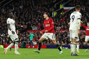 MU nhọc nhằn giành 3 điểm, Arsenal thắng dễ Burnley