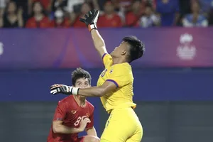 Sức ép lớn của HLV Troussier và Michael Weiss