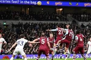 Tottenham lại gây thất vọng, Newcastle đại bại