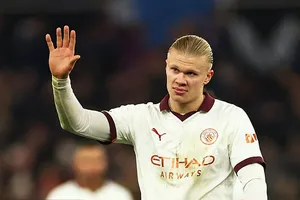 Haaland xin lỗi Ronaldo