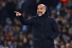 Pep Guardiola xin lỗi ngôi sao của Man City