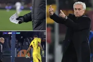 Mourinho chỉ đạo chiến thuật theo cách vô cùng kỳ lạ giúp AS Roma thoát thua