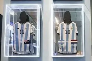 Sáu chiếc áo đấu của Messi được mua với giá 7,8 triệu USD trong khi chiếc áo của Maradona được mua với giá 9,3 triệu USD. Ảnh: GETTY IMAGES 