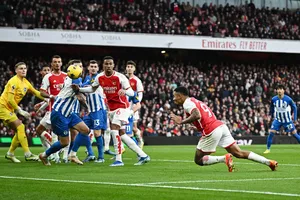 Arsenal tạm chiếm ngôi đầu Premier League
