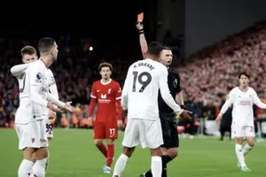 Tại sao Dalot của MU bị đuổi khỏi sân một cách đầy khó hiểu?