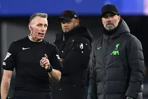 Klopp mắng trọng tài 'điên rồ', phản ứng chỉ 1 từ khi Liverpool lên đỉnh Premier League