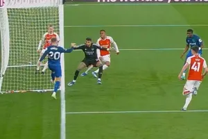 Arsenal thua đầy tranh cãi, HLV Arteta kêu gọi thay đổi VAR