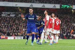 Arsenal mất ngôi đầu bảng, Tottenham mất Top 4, thành London buồn