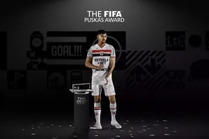 Xem cú tung người móc bóng ngoạn mục giành giải bàn thắng đẹp nhất năm