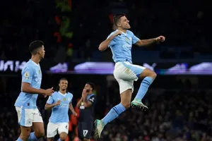 Man City thắng dễ Burnley, Liverpool ‘hủy diệt’ Chelsea